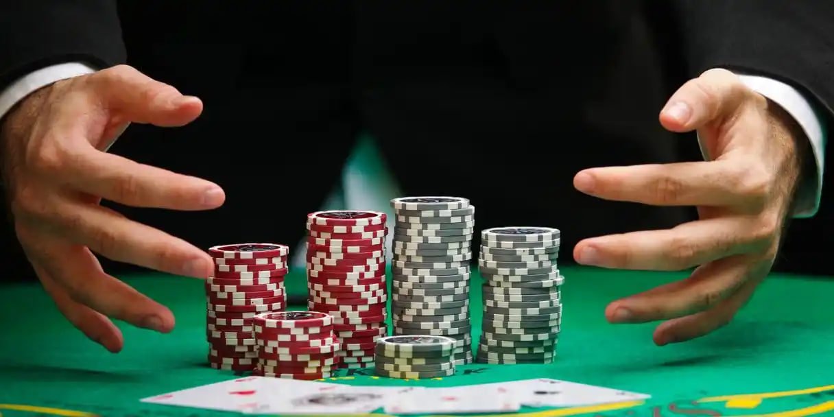 Antarmuka permainan Ceme Online dengan meja dealer dan kartu-kartu yang jelas